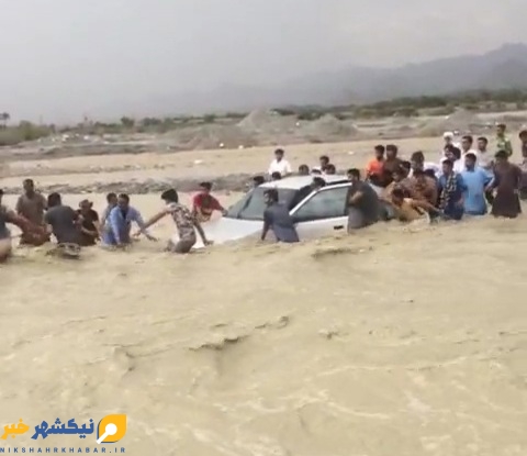 نجات جان مسافر گرفتار در سیل با تلاش مردم روستای رودگلندام در  نیکشهر